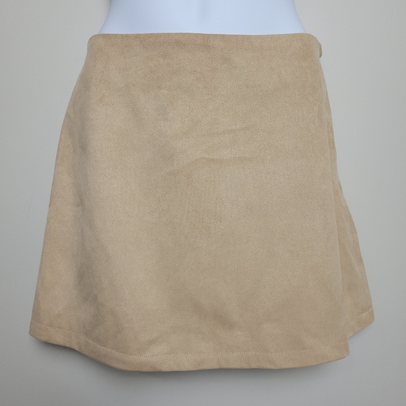 Forever 21 Micro Suede / Faux Suede Tan Beige Mini Skirt Size M Lightweight - Picture 1 of 8